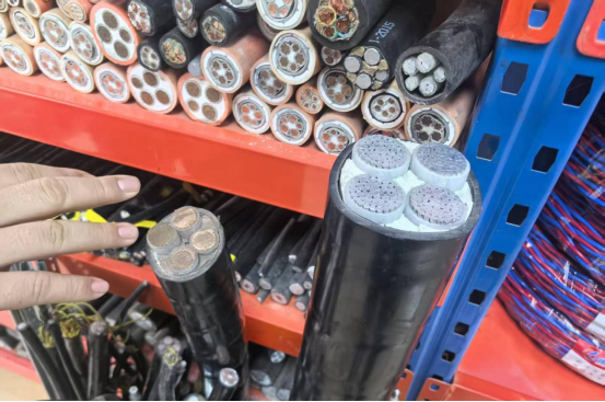 骑骏线缆闫经理介绍铜铝电缆区别 图片来源：财联社记者/摄