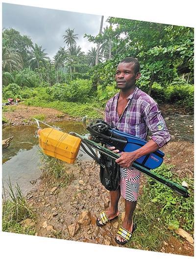 海岸村村民桑迪斯期待购买电冰箱储存渔获。本报记者邹松摄