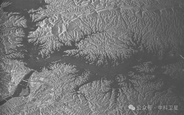 实验获取的SAR遥感影像(AIRSAT-02卫星下传)