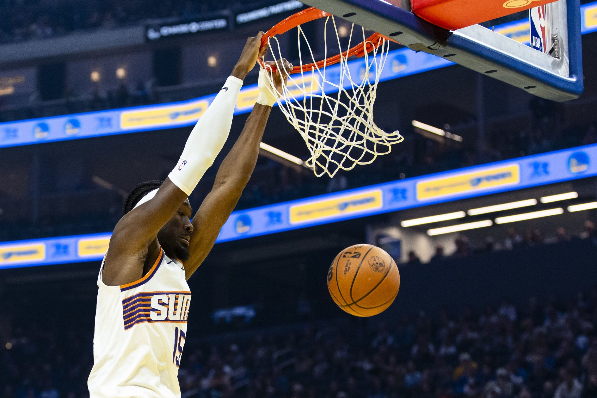 远距离连线！奥尼尔刚过中线送出长传 马威快下完成空接暴扣