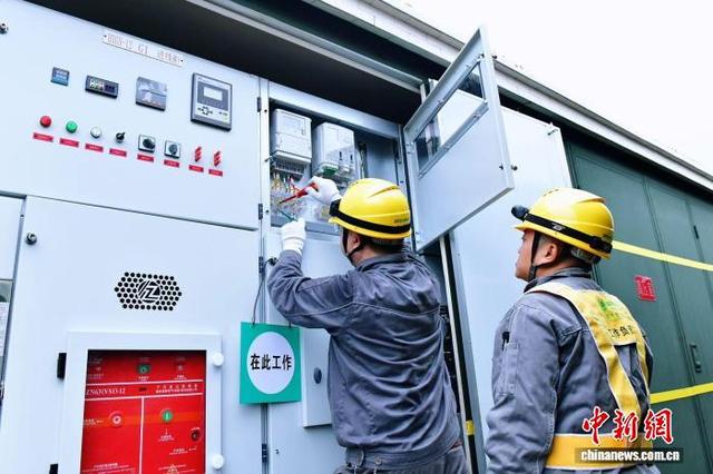 图为国网合川供电公司员工为重庆新能源重卡规模化网络合川示范项目安装电能计量装置。（秦晓东 摄）