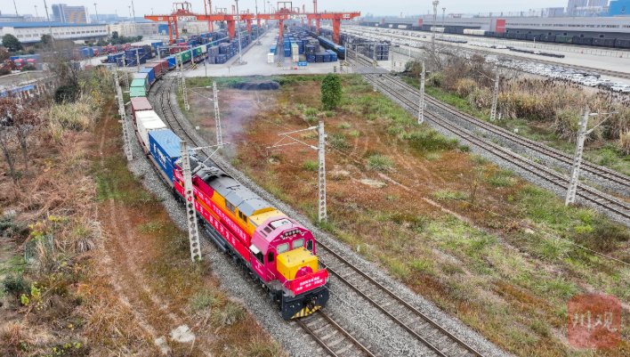 西部陆海新通道（成都—钦州—洋浦港）铁海联运班列。白桂斌 摄