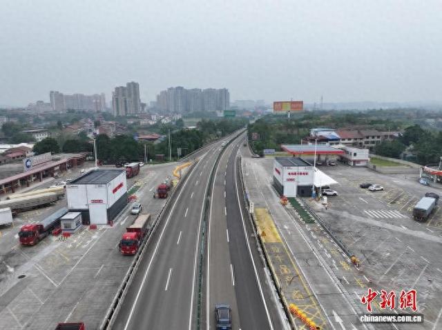 图为G76厦蓉高速资中停车区的重卡换电站。（蜀道集团成渝公司供图）