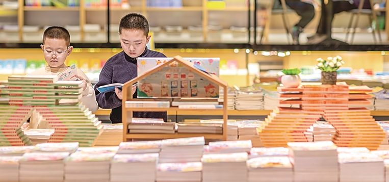 小朋友在甘肃张掖市甘州区锦华书店内阅读。杨潇摄/光明图片