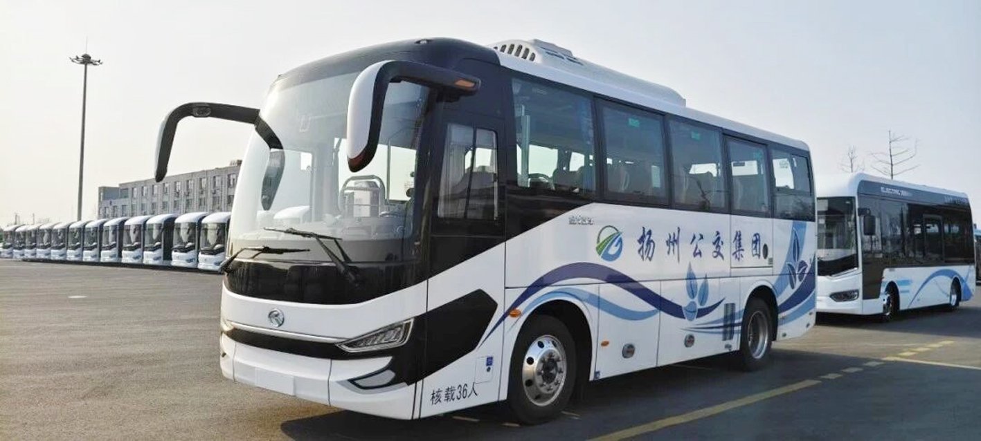 线路选用宽敞舒适大巴，实行一人一座。李仁辂 摄