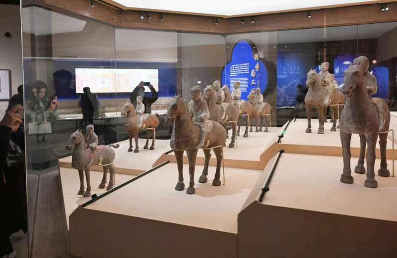 嘉宾在观看汉代骑马俑。新京报记者 浦峰 摄