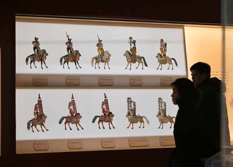 嘉宾在参观清代骑马皮影。新京报记者 浦峰 摄