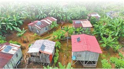 海岸村村民屋顶装上了太阳能板。本报记者邹松摄