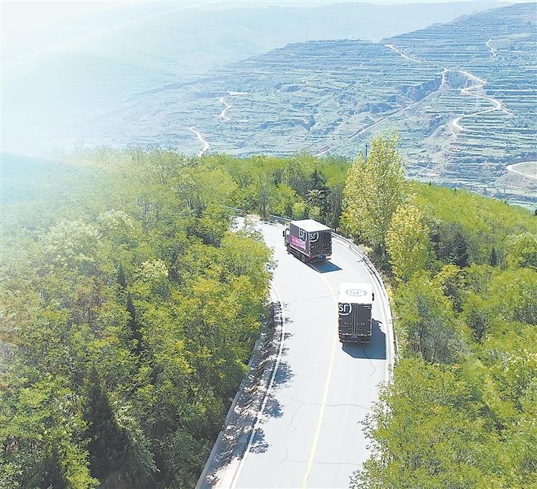 行驶在天水市农村公路上的快递车辆。天水市邮政管理局供图