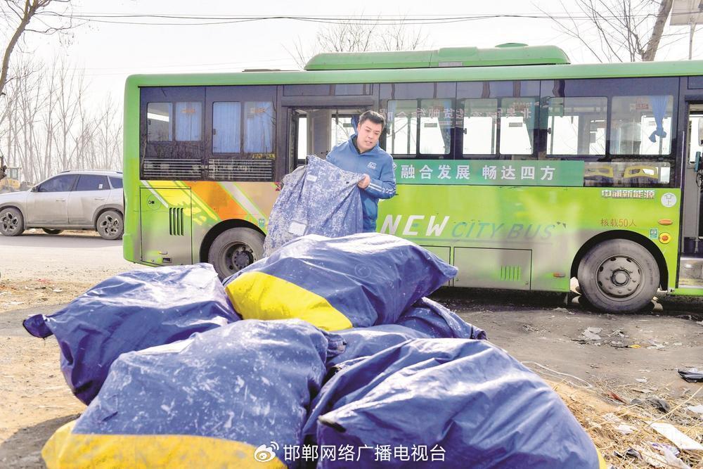近日，在魏县北皋镇客货邮综合服务站，工作人员正在装卸运来的包裹。 邯郸新闻传媒中心记者 李磊 摄