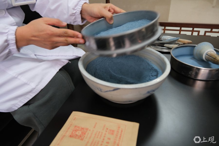 顾氏喉科第七代传人沈丽医生细筛碧雪散 摄影:郜阳