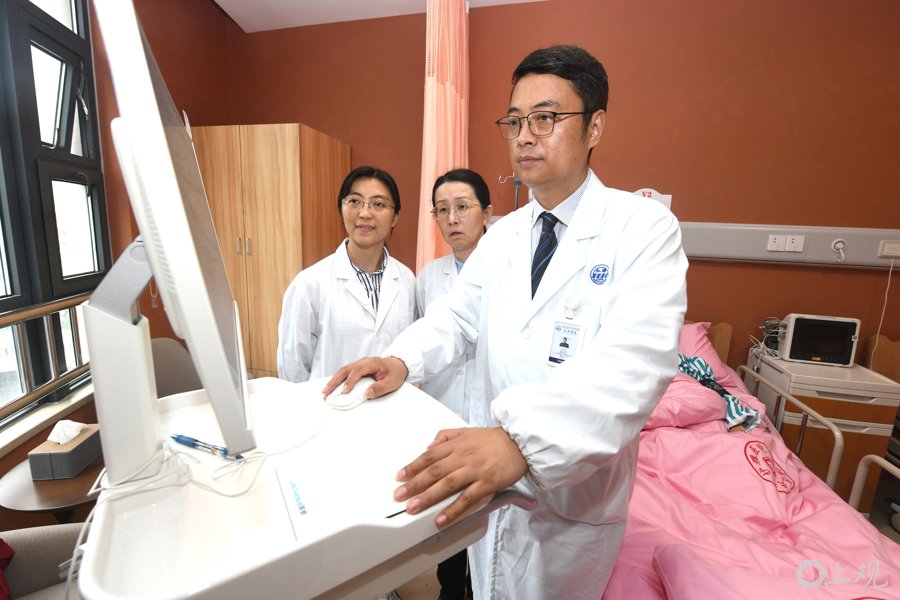 资料图:王刚教授团队在豫园街道社区卫生服务中心看诊 摄影:徐程