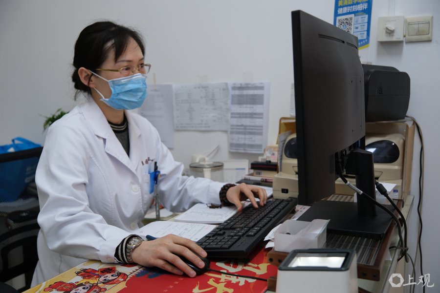 中心全科副主任医师马小艳为签约居民预约三级医生专家号 摄影:郜阳