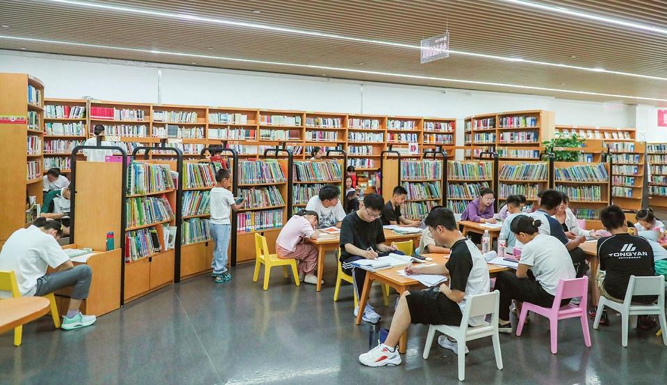 运城市盐湖区党群服务中心的河东书房，市民觅书香忙“充电”。金玉敏摄