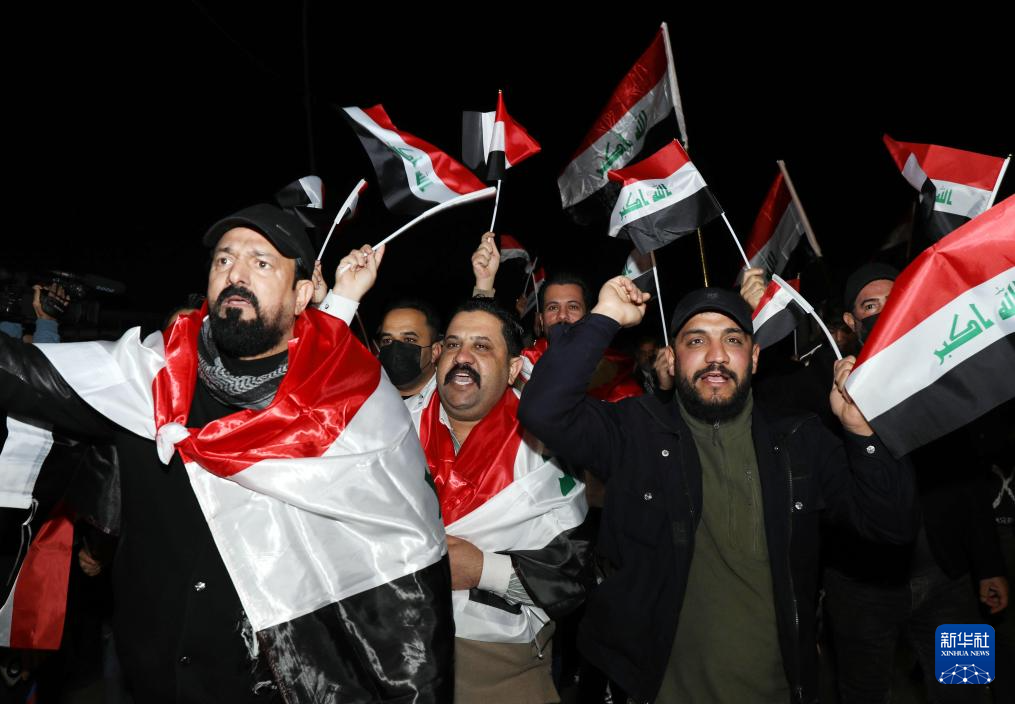 　　1月28日，在伊拉克首都巴格达，伊拉克民众举行游行示威，抗议美国干涉伊拉克内政。新华社发（哈利勒·达伍德摄）