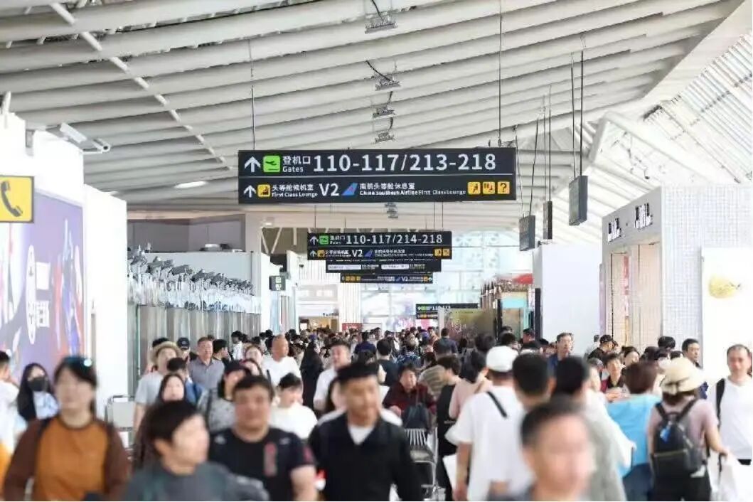三亚机场航站楼人潮如织
