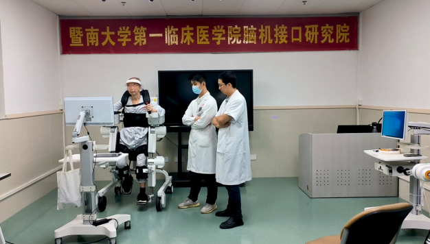 患者通过脑机接口设备开展下肢训练与功能重建，企业供图