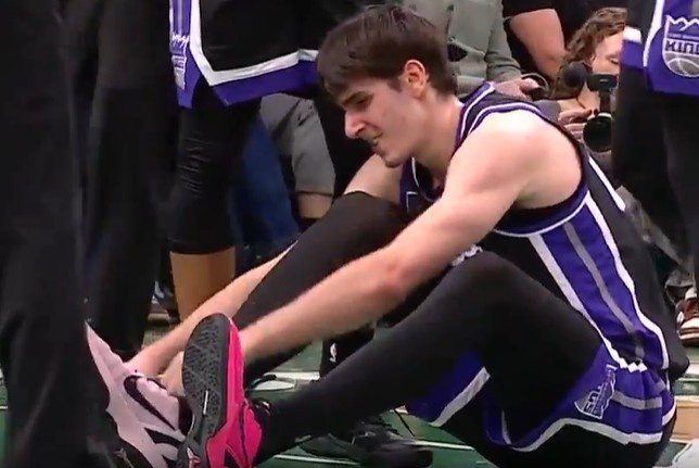 还挺硬！雷诺抛投2+1&落地踩在科塔脚上崴脚 系了系鞋带接着打