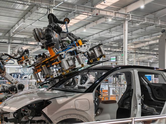 　　上汽通用五菱智能工厂“玻璃岛”作业现场，机器人凭借3D视觉系统进行毫米级精准装配。新华网 东子寒 摄