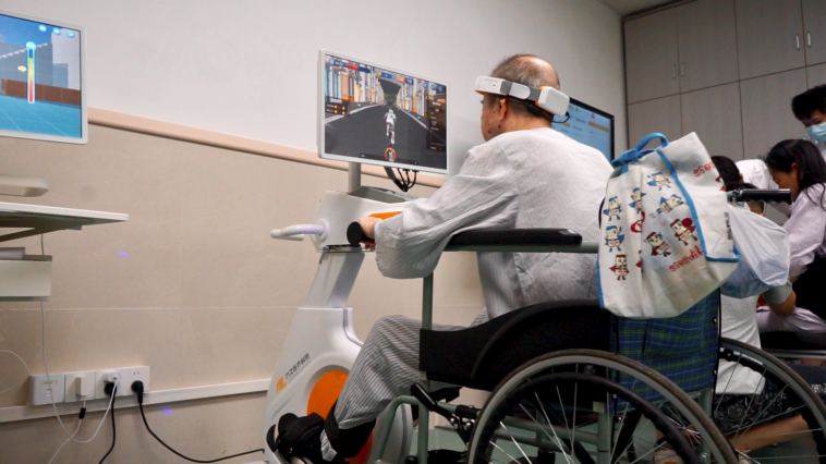 患者使用脑机接口康复踏车，企业供图