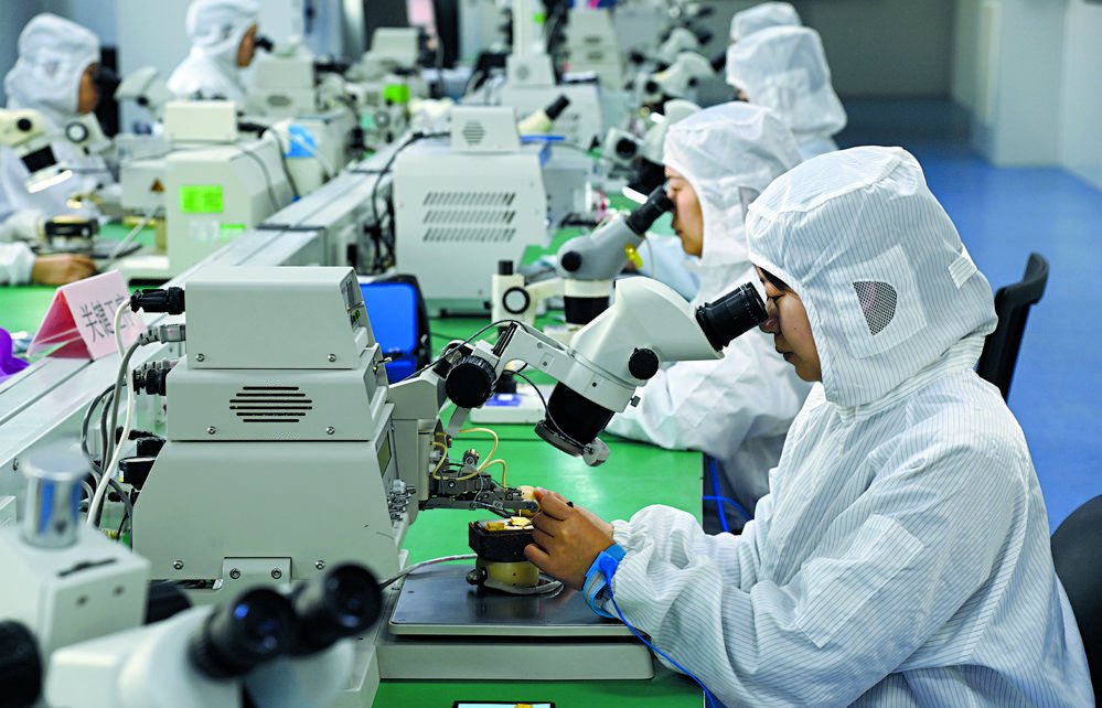 在河北东森电子科技有限公司微组装车间，工作人员正在对功率模块进行MCM微封装生产。　　本报记者 董永博 摄