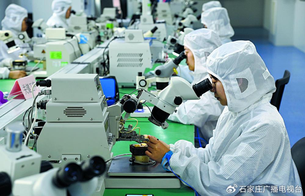 在河北东森电子科技有限公司微组装车间，工作人员正在对功率模块进行MCM微封装生产。 记者 董永博 摄