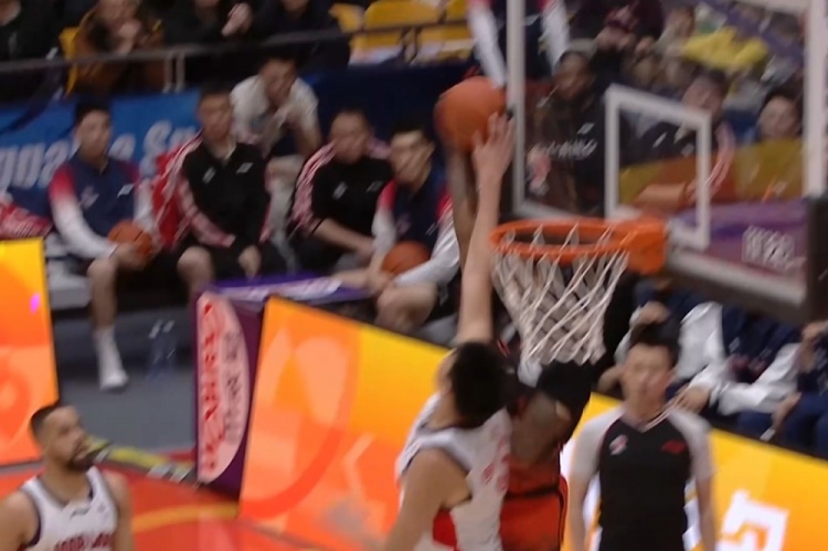 今天能成功吗？克里斯开场两次隔扣徐昕 第一次砸飞&第二次被帽