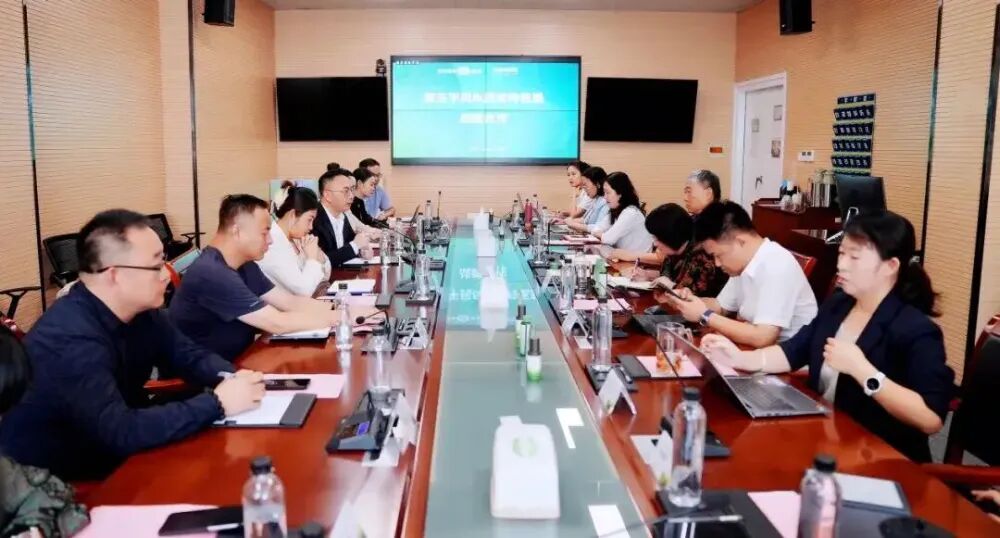 图为：百雀羚医美与漱玉平民战略合作签约