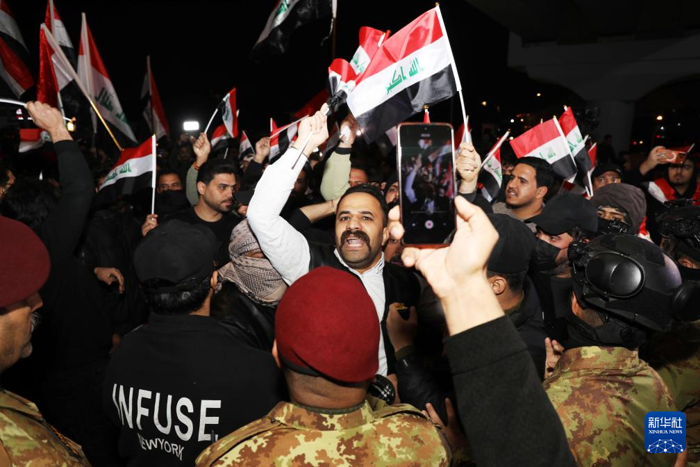 　　1月28日，在伊拉克首都巴格达，伊拉克民众举行游行示威，抗议美国干涉伊拉克内政。新华社发（哈利勒·达伍德摄）