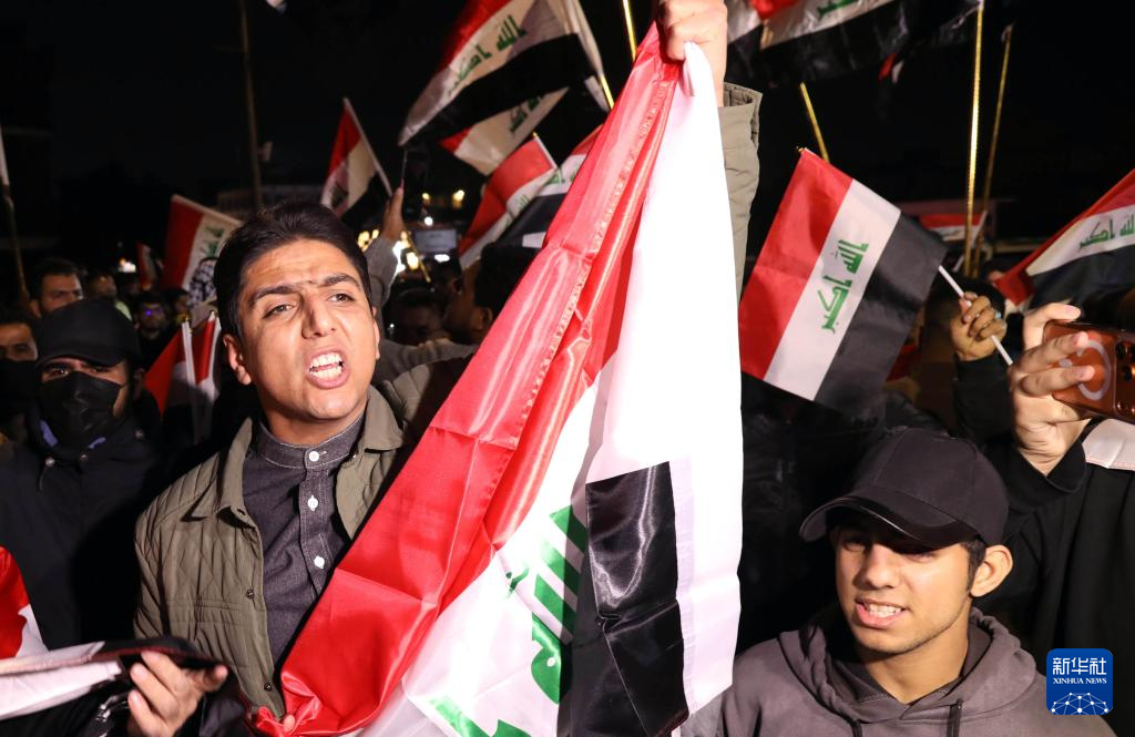 　　1月28日，在伊拉克首都巴格达，伊拉克民众举行游行示威，抗议美国干涉伊拉克内政。新华社发（哈利勒·达伍德摄）