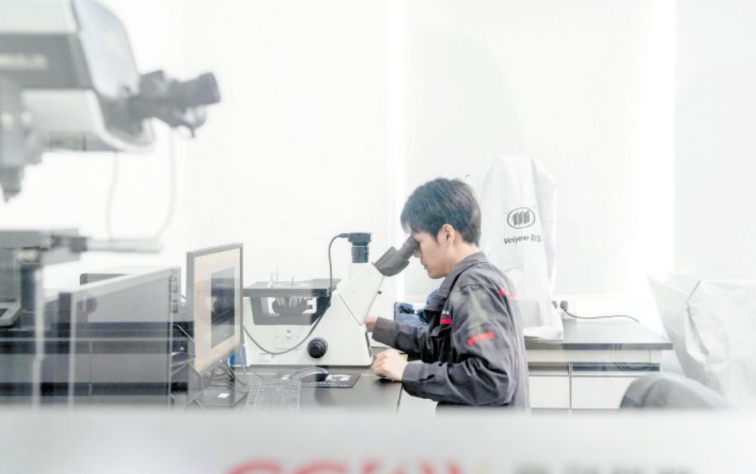 高创科惟研发中心，工作人员正进行铜合金显微组织观察。（图源：长沙晚报）​