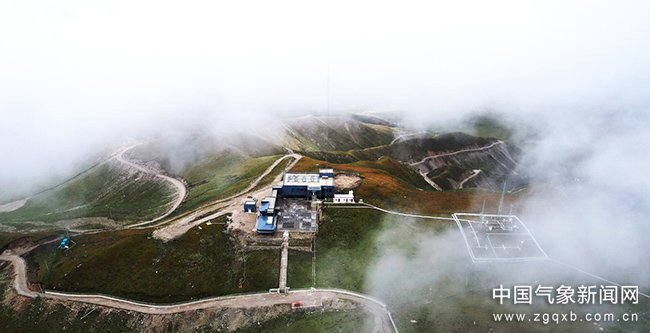 鸟瞰瓦里关全球大气本底站 张琪 摄影