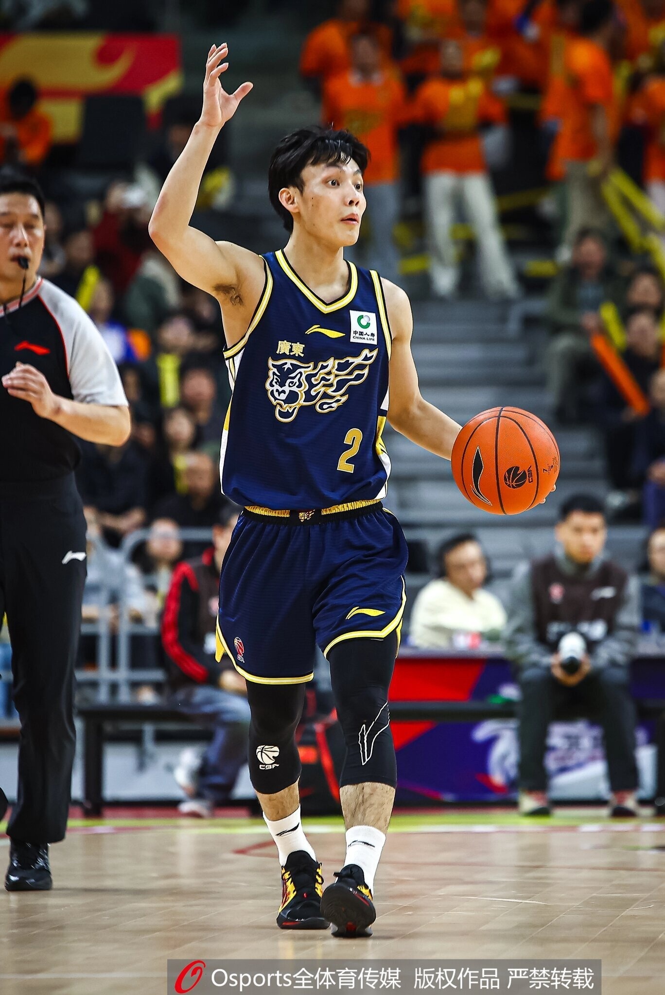 记者：徐杰是习惯性崴脚 情况不是很严重 但肯定得好好休息了