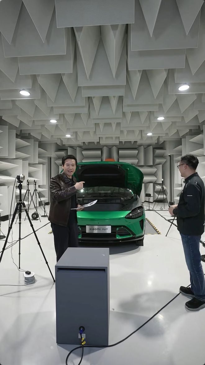 小米雷军科普SU7：车外“小爱同学”需车主声纹，安全性佳