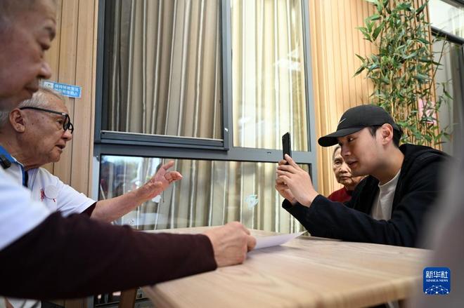 在老人院内为老人们拍摄短视频。 资料图：新华社