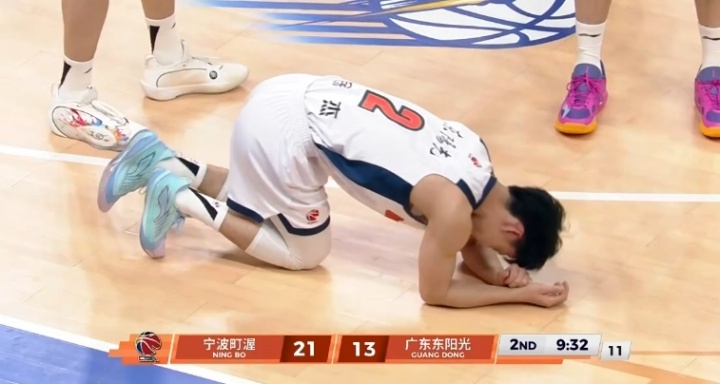 又是左脚啊！徐杰左脚踝好像又扭伤了 被队医搀扶到场下治疗