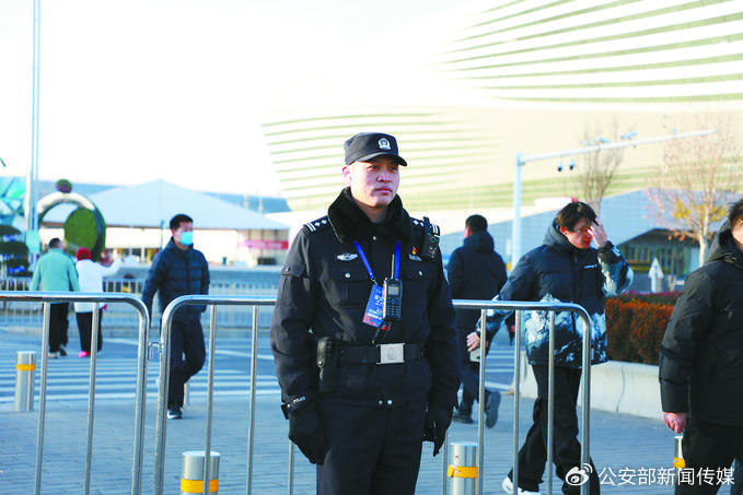 1月11日，河南省郑州市公安局民警在迎新春长跑活动现场执勤。李东旭 摄