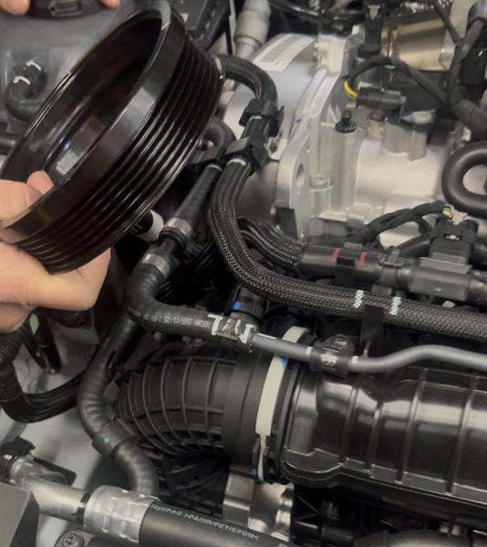 惊险！大众朗逸行驶时曲轴皮带轮突然掉落 车主：行车安全受到威胁