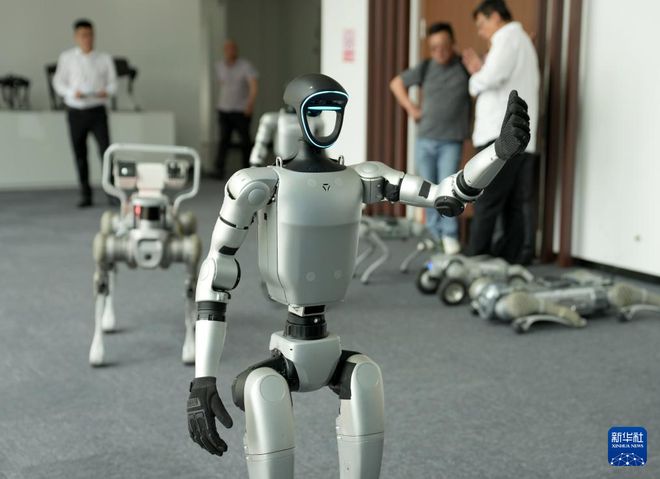 宇树人形机器人G1展示左手飞吻动作。 资料图：新华社