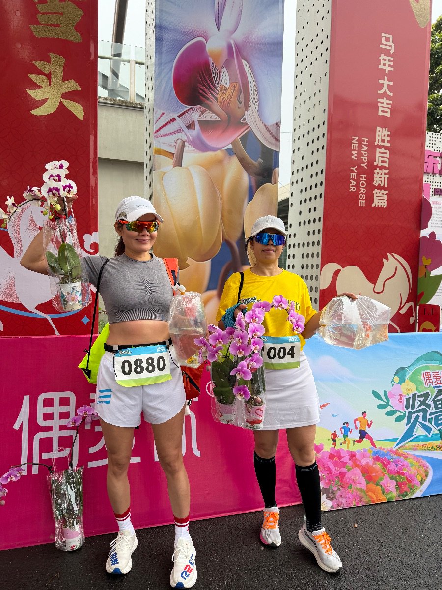 里水镇以向跑友赠送500株蝴蝶兰的形式宣告“GDP突破500亿元”。里水宣办 供图