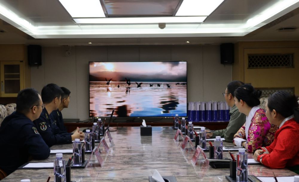 “湖”为战舰名，“舰”证山海情