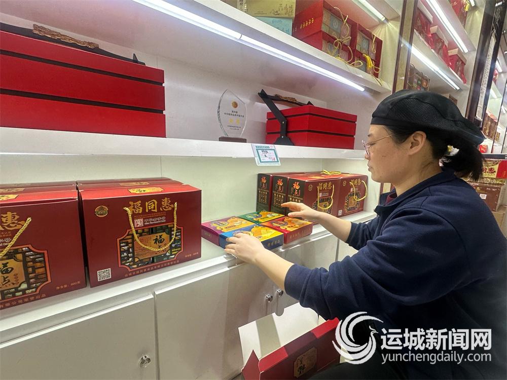 福同惠直营店内展陈的新年礼盒。记者 朱 姝 摄