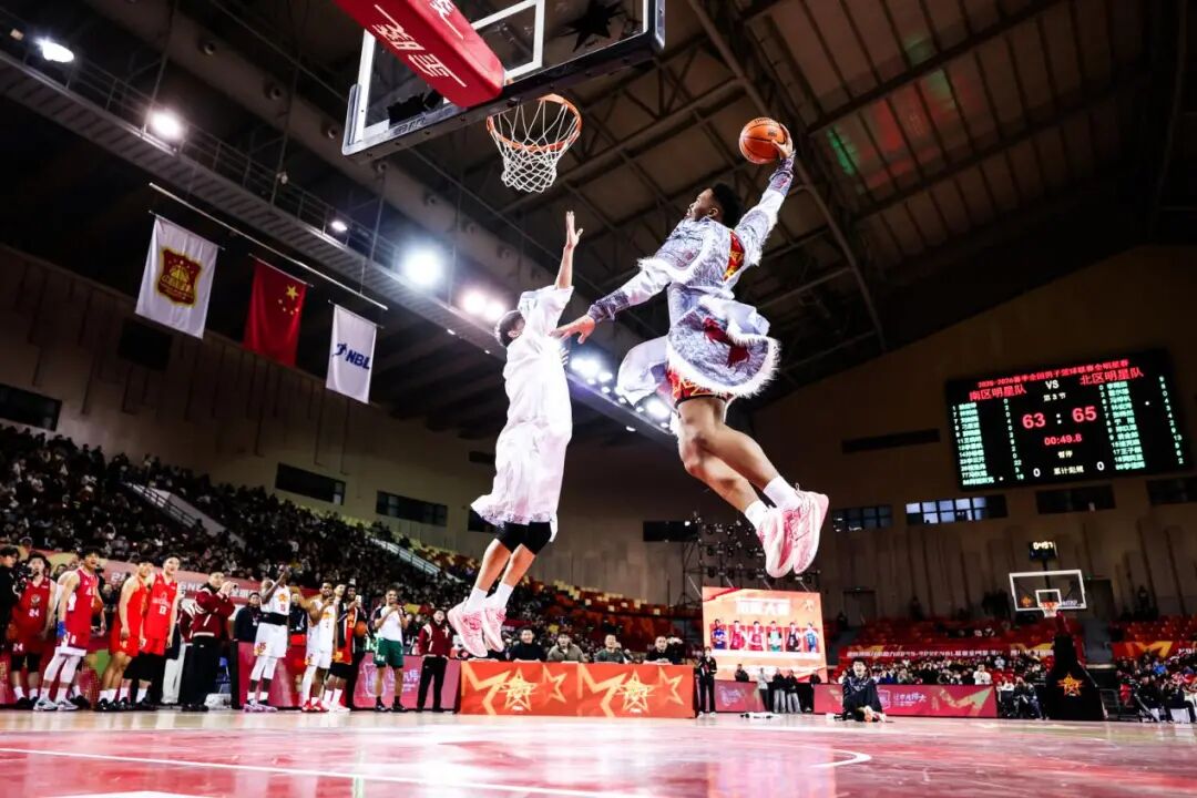 钛能化学集团董事、副总裁谢心语为阿诺斯克颁奖