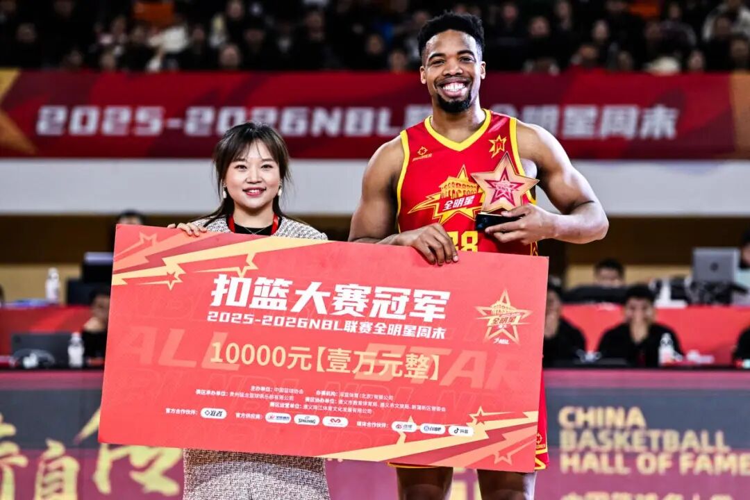 钛能化学集团董事、副总裁谢心语为阿诺斯克颁奖