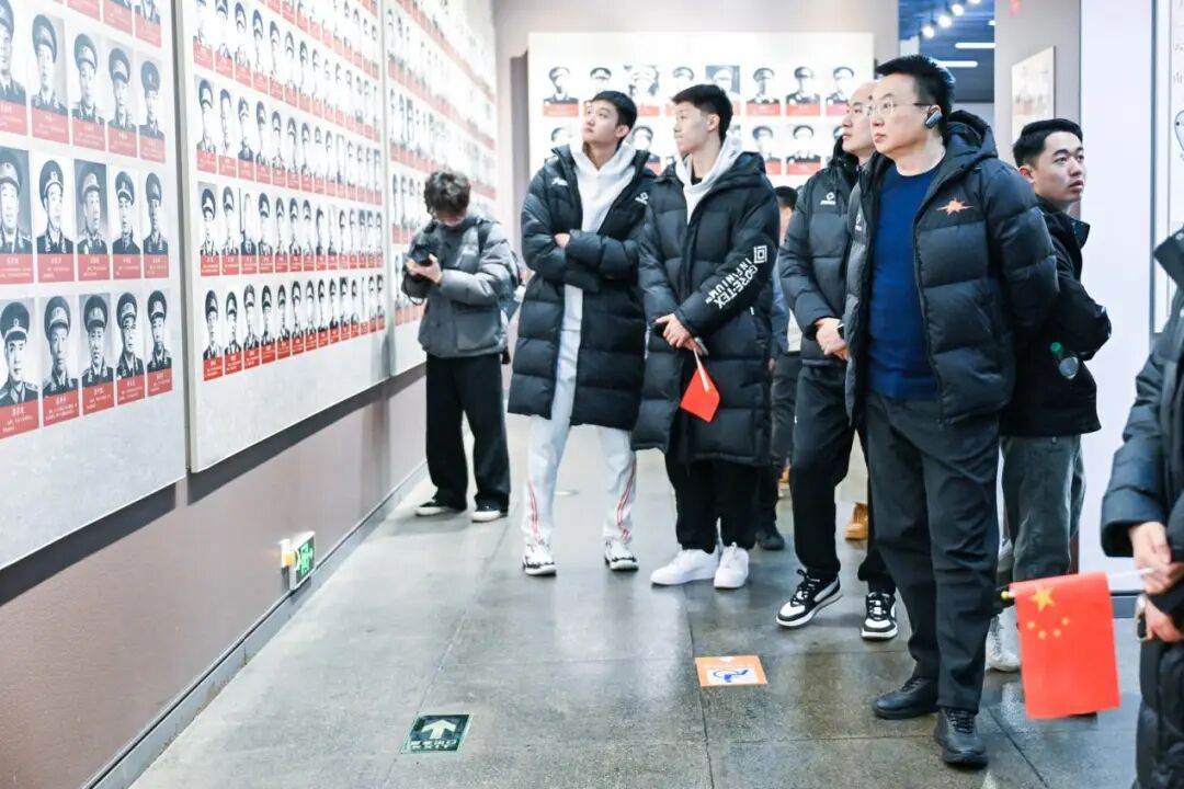 “星火传承 红色篮途”爱国教育活动走进遵义会议纪念馆和红军烈士陵园