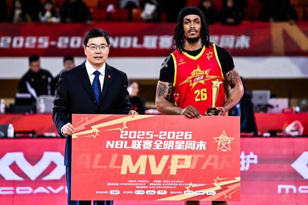 中国篮球协会主席、国家体育总局篮球中心中国篮球协会联合党委书记郭振明为尼文-格洛弗颁奖