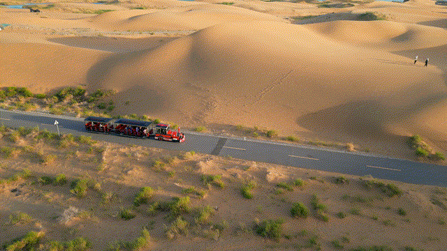 　冬季乌海湖景区小火车进沙漠的特色线路。