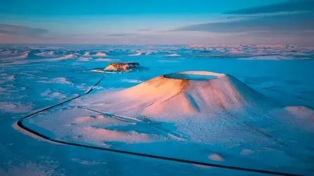 　皑皑白雪覆盖乌兰哈达火山。袁广明 摄