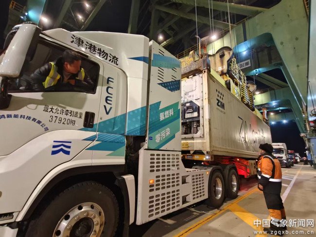 1月17日深夜，装载着约 7600 吨智利车厘子与蓝莓的货轮安全停靠天津港，并迅速开展装卸工作。 图/文 夏德崧