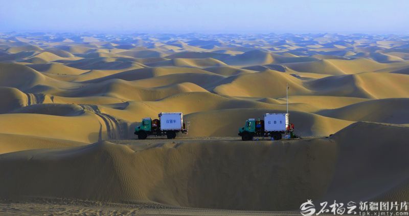 2025年2月，塔里木油田工作人员在塔克拉玛干沙漠腹地做三维地震采集。塔里木油田供图